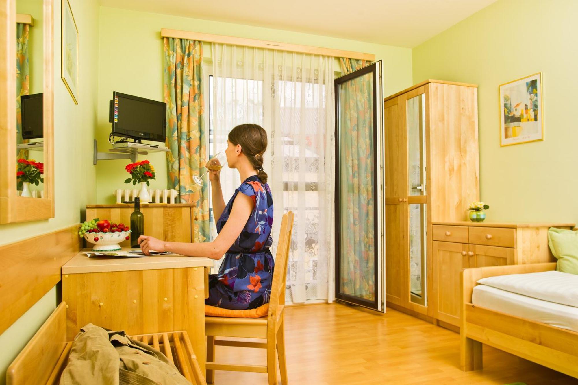Hotel-Restaurant-Vinothek Felix Sommer Auersthal 外观 照片